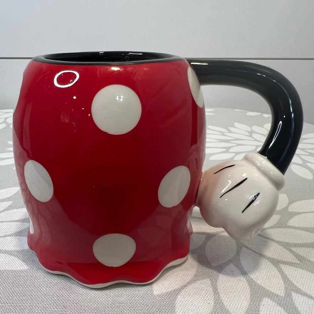 Disney Jerry Leigh Minnie Mouse Hand on Hip Mug Red White Polka Dot Mug. 18‎ oz.